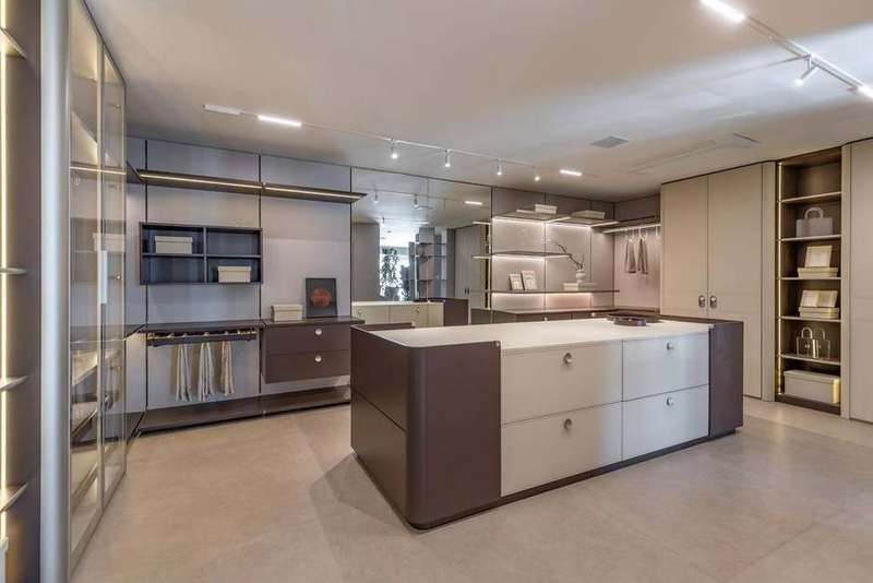 Closet planejado com ilha central, portas espelhadas e iluminação embutida, projeto Marel Alphaville