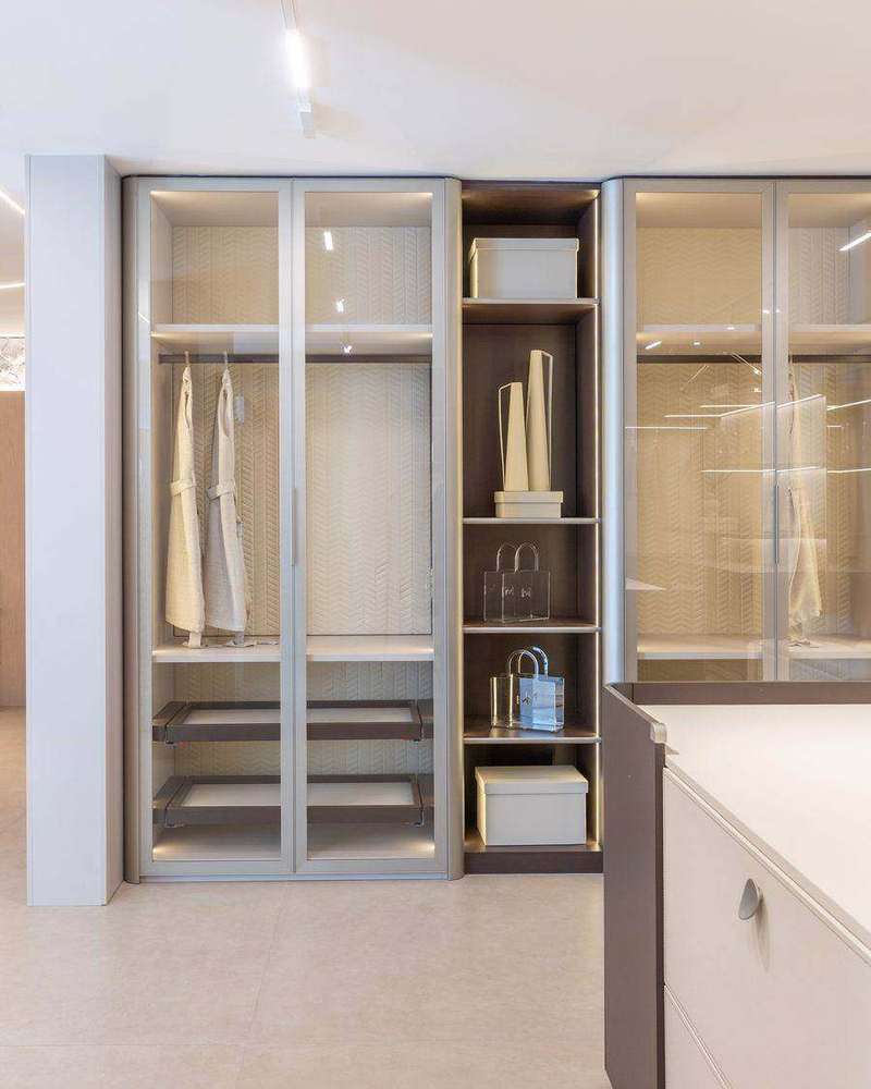 Closet com portas de vidro e prateleiras iluminadas em LED, projeto Marel Alphaville