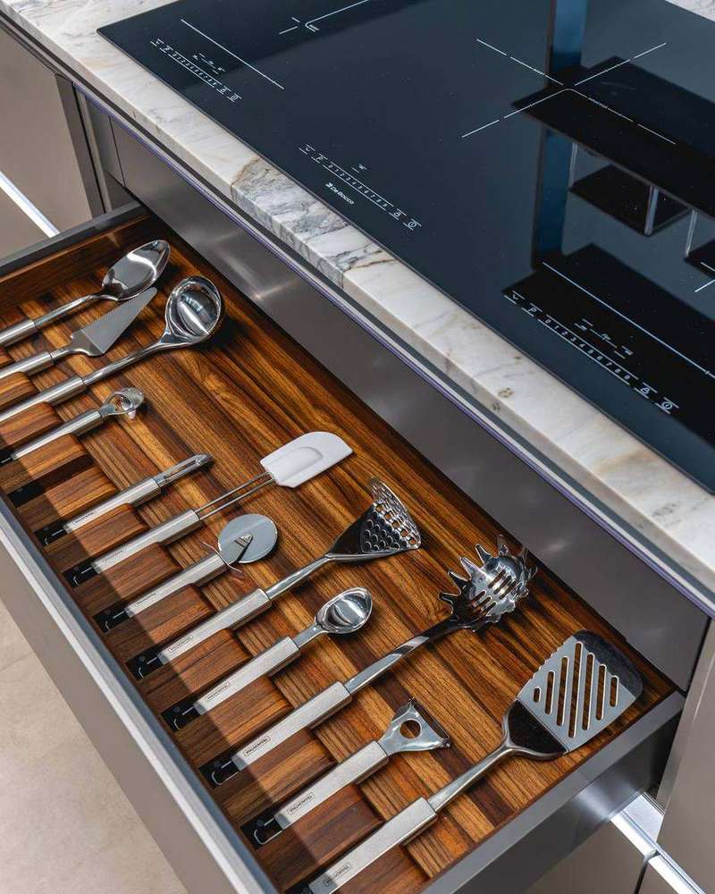 Gaveta de cozinha com organizador de talheres em madeira e tampo de mármore, projeto Marel