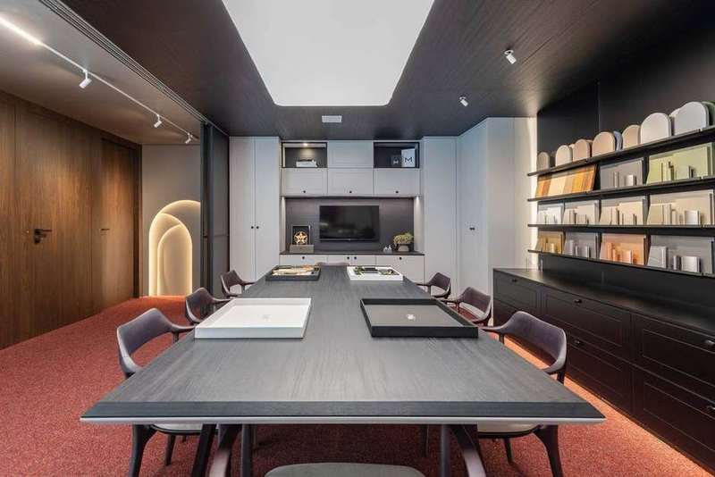 Home office planejado com estantes moduladas, mesa ampla e marcenaria integrada, projeto Marel