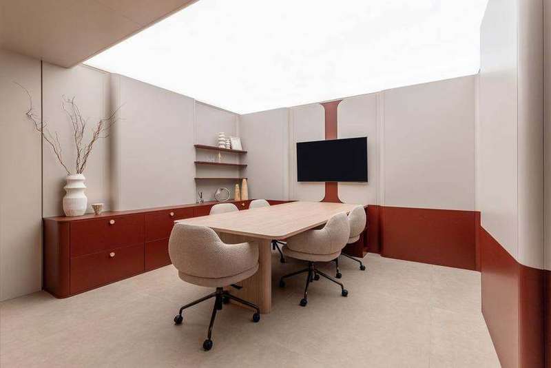 Home office planejado com marcenaria integrada e credenza da Marel