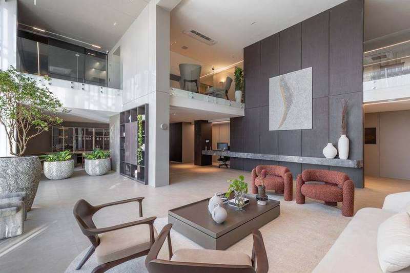 Living de alto padrão com estante vazada e divisória de marcenaria, projeto Marel
