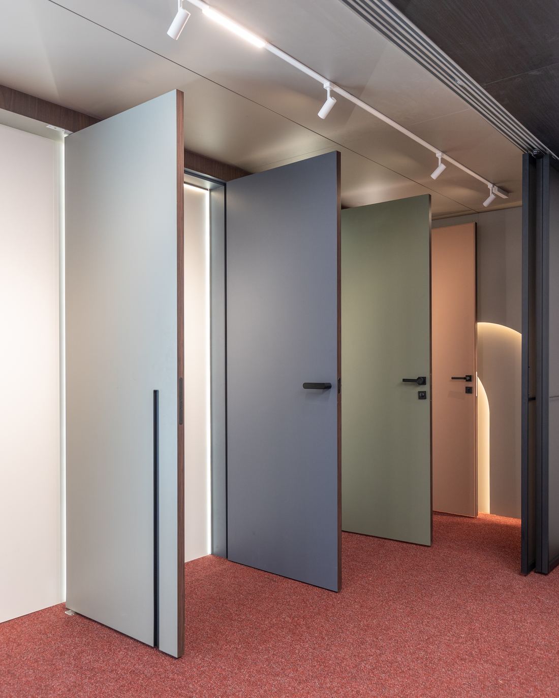 Portas pivotantes em laca colorida com puxador embutido de piso a teto, marcenaria sob medida da Marel