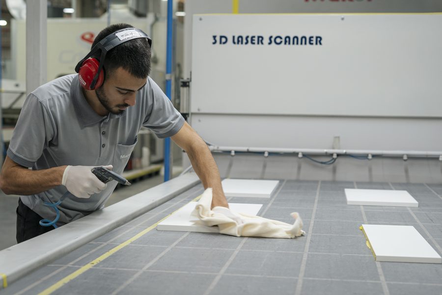 Conferência de peça em scanner laser 3D na fábrica da Marel antes da liberação para produção