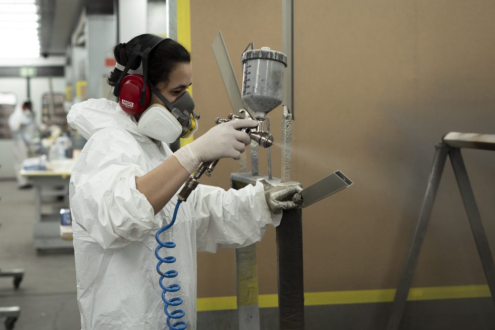 Aplicação de laca em cabine de pintura pressurizada na fábrica da Marel
