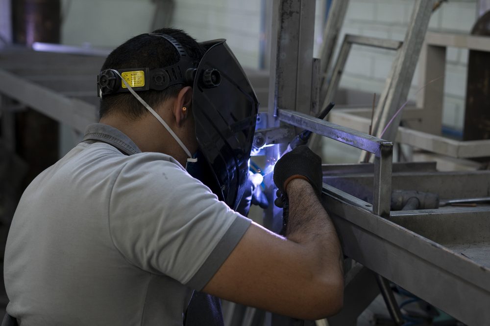 Soldagem de estrutura em metalon na fábrica própria da Marel