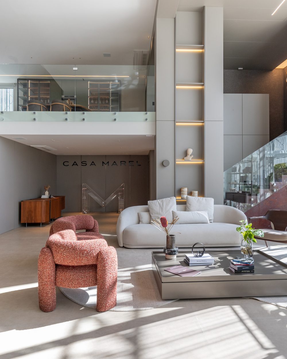 Living da Casa Marel com pé-direito duplo, marcenaria integrada e luz natural