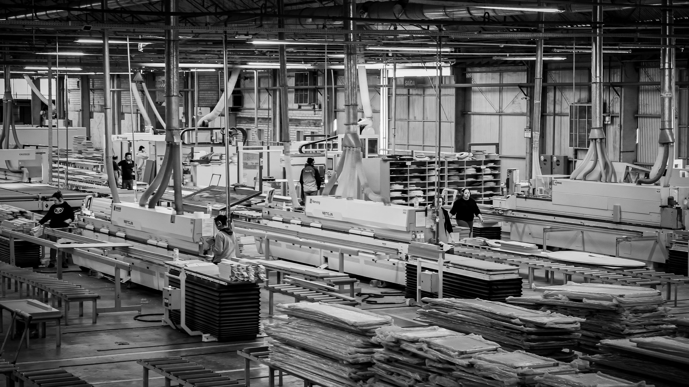 Vista do chão de fábrica da Marel em Francisco Beltrão, com as linhas de produção em perspectiva