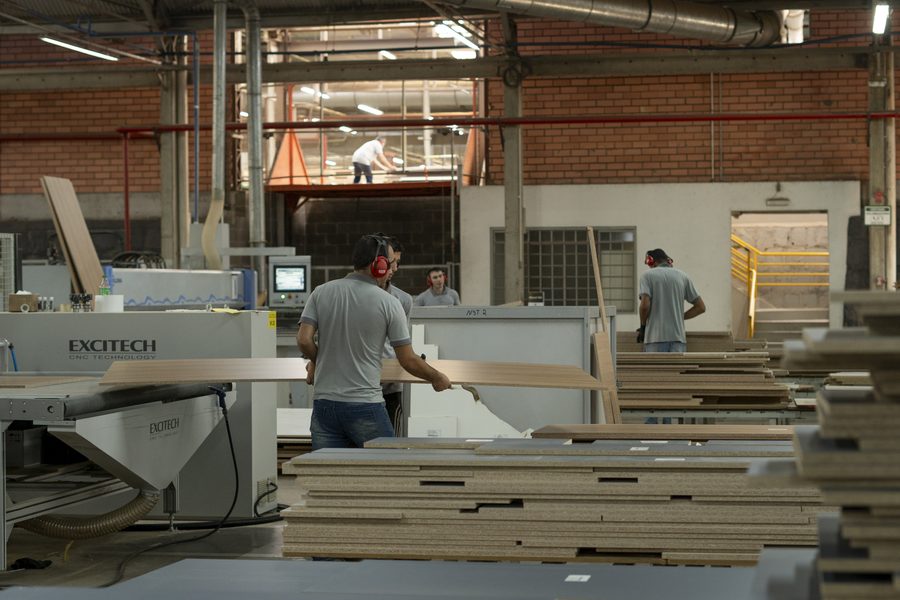 Centro de usinagem CNC cortando painéis de MDF na fábrica própria da Marel